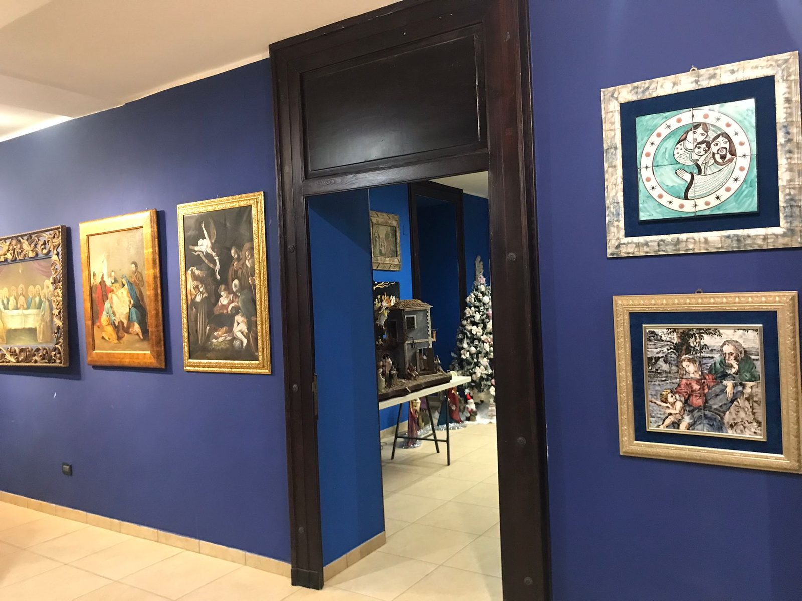 Il corridoio espositivo di Palazzo Passerini con la quadreria