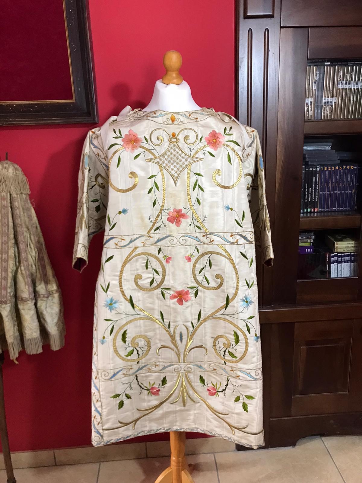 Paramento liturgico ricamato in oro su seta