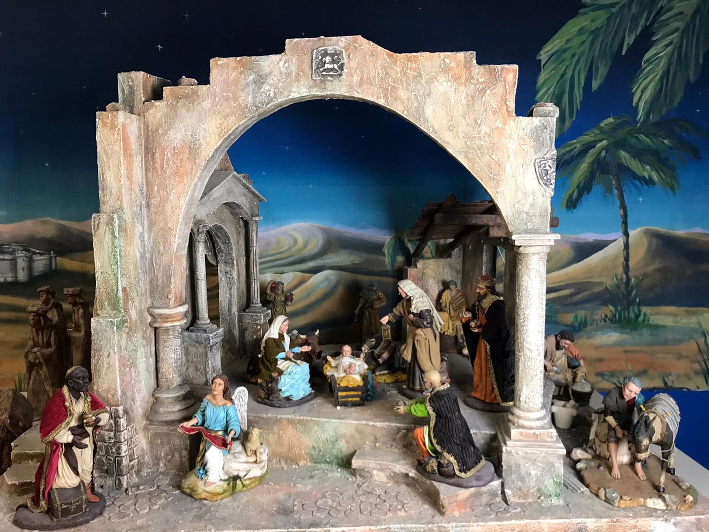 L’ambientazione palestinese con l’arco e la Natività